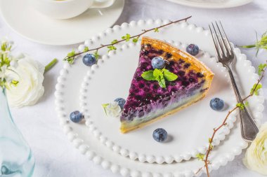 Çilek, nane ve krem şanti ile tatlı peynirli kek. Üstten Görünüm