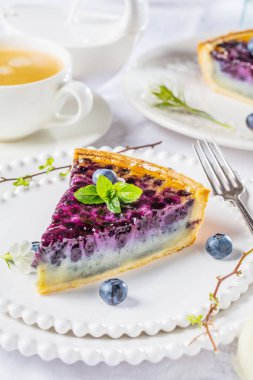 Çilek, nane ve krem şanti ile tatlı peynirli kek. Üstten Görünüm