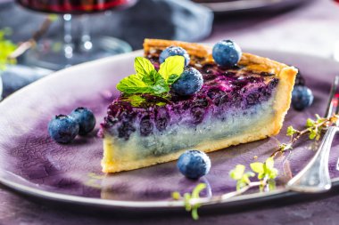 Çilek, nane ve krem şanti ile tatlı peynirli kek. Üstten Görünüm