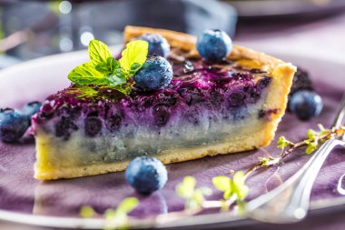 Çilek, nane ve krem şanti ile tatlı peynirli kek. Üstten Görünüm