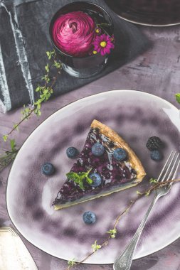 Çilek, nane ve krem şanti ile tatlı peynirli kek. Üstten Görünüm