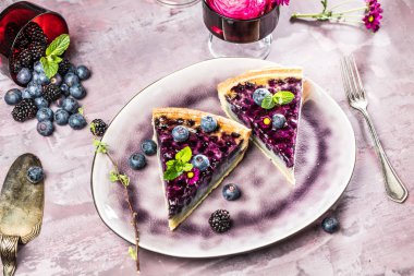 Çilek, nane ve krem şanti ile tatlı peynirli kek. Üstten Görünüm