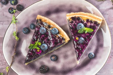 Çilek, nane ve krem şanti ile tatlı peynirli kek. Üstten Görünüm