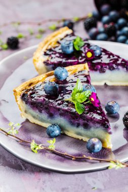 Çilek, nane ve krem şanti ile tatlı peynirli kek. Üstten Görünüm