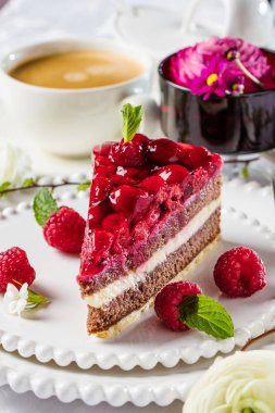 Ev yapımı cheesecake taze ahududu ve tatlı - nane ile sağlıklı organik yaz tatlı pasta peynirli kek. Vanilya Cheese Cake.