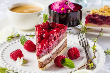 Ev yapımı cheesecake taze ahududu ve tatlı - nane ile sağlıklı organik yaz tatlı pasta peynirli kek. Vanilya Cheese Cake.