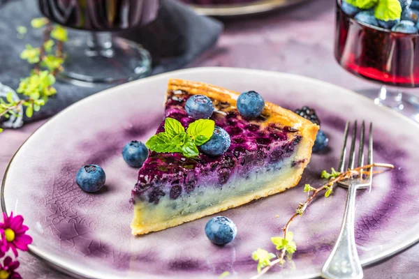 Süßkäsekuchen Mit Beeren Minze Und Schlagsahne Ansicht Von Oben — Stockfoto