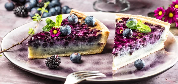 Süßkäsekuchen Mit Beeren Minze Und Schlagsahne Ansicht Von Oben — Stockfoto