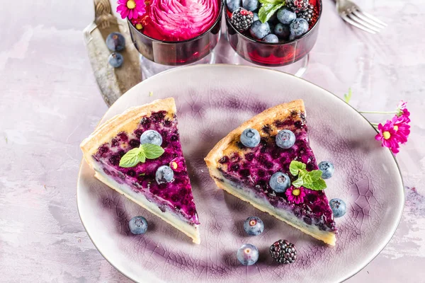 Süßkäsekuchen Mit Beeren Minze Und Schlagsahne Ansicht Von Oben — Stockfoto