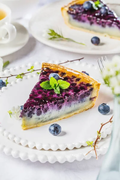 Süßkäsekuchen Mit Beeren Minze Und Schlagsahne Ansicht Von Oben — Stockfoto