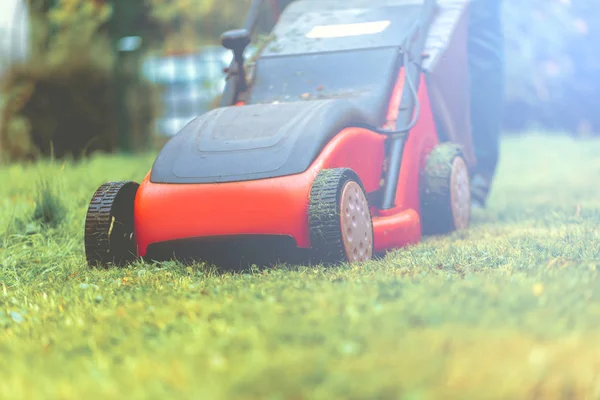 芝刈り芝刈り機 草刈り ツール機器 — ストック写真
