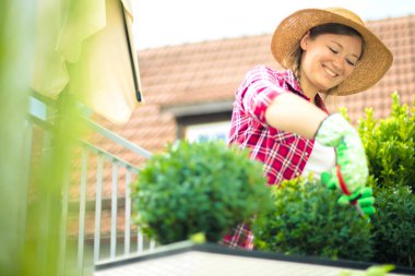 Güzel genç kadın dışında yaz doğada Bahçe