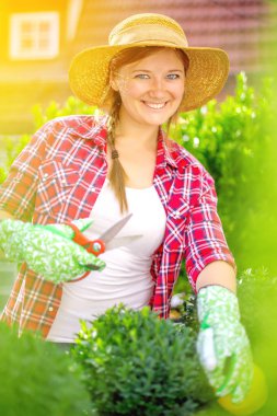 Frohliche Frau im Garten Beim Pflanzenpflege