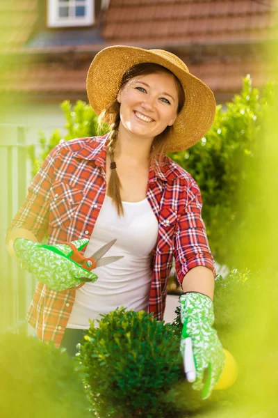 Frohliche Frau Garten Beim Pflanzenpflege — Foto Stock