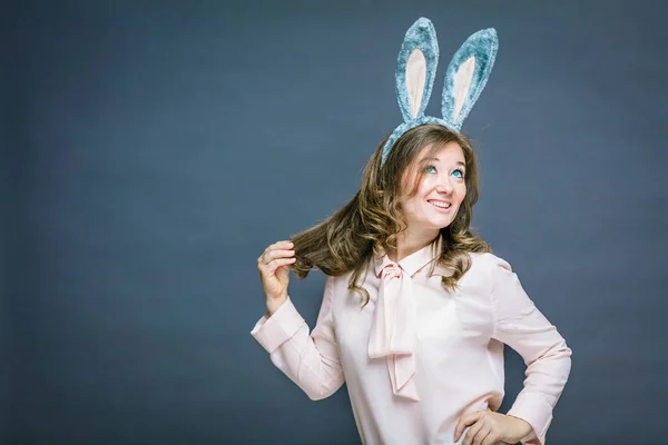 节日兔子和鸡蛋季节 愉快的现代妇女在复活节兔子耳朵查出在灰色背景 — 图库照片