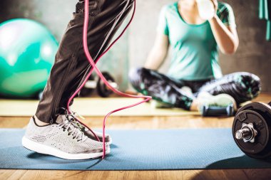 Beden ve zihin egzersiz loft fitness salonunda