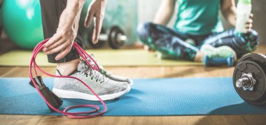 Beden ve zihin egzersiz loft fitness salonunda