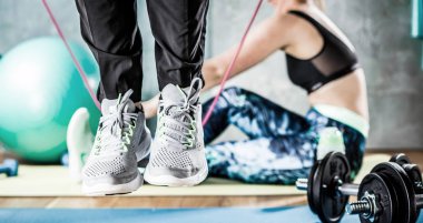 Beden ve zihin egzersiz loft fitness salonunda