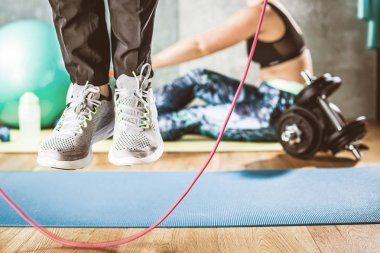 Beden ve zihin egzersiz loft fitness salonunda