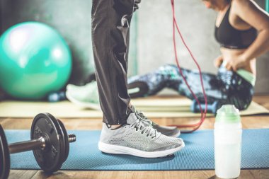 Beden ve zihin egzersiz loft fitness salonunda