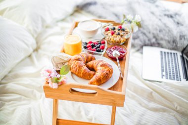 Kahve, portakal suyu, kruvasan, tahıl ve meyve ile kahvaltı. Dengeli beslenme.