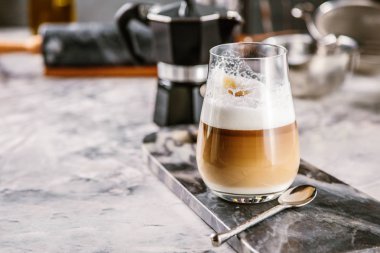 Cam fincan kahve latte taş masada