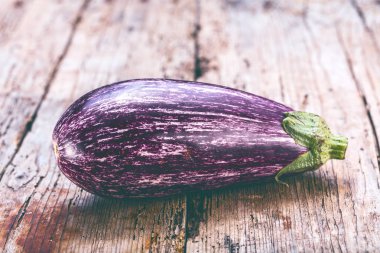 Boş ahşap arka plan taze mor patlıcan grafiti