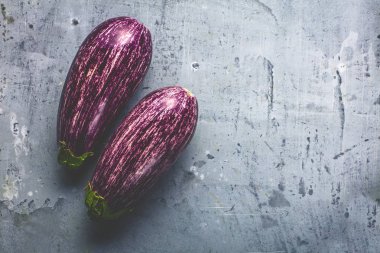 Boş ahşap arka plan taze mor patlıcan grafiti