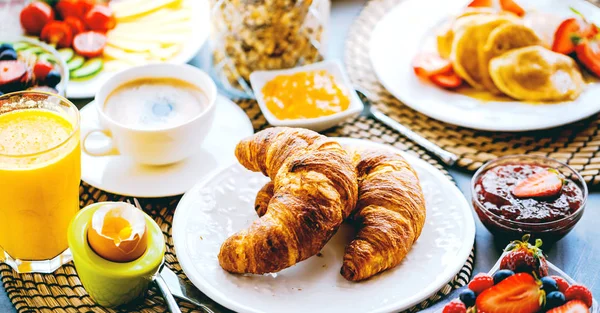 Reggelit Kávé Narancslé Croissant Gabonafélék Gyümölcsök Kiegyensúlyozott Étrend — Stock Fotó