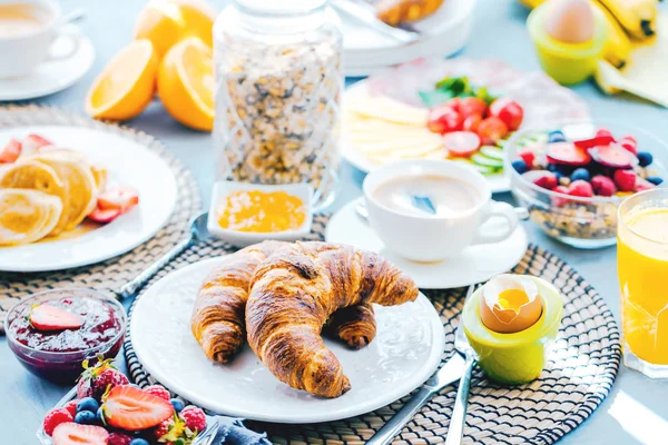 Reggelit Kávé Narancslé Croissant Gabonafélék Gyümölcsök Kiegyensúlyozott Étrend — Stock Fotó