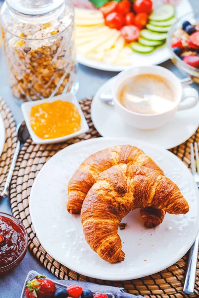 Desayuno Servido Con Café Zumo Naranja Croissants Cereales Frutas Dieta — Foto de Stock
