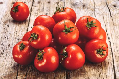 Eski ahşap masa taze domates. Meyve ve sebzeler büyüyen. Sağlıklı gıda. Ham vejetaryen yemek. Domates satışı