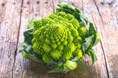 Romanesco brokoli sebze doğal fraktal desen temsil eder ve vitimans içinde zengin. 