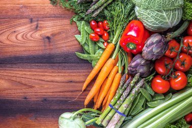 Taze meyve ve sebzeler üzerinde koyu ahşap arka plan kopya alanı ile ürün yelpazesine 