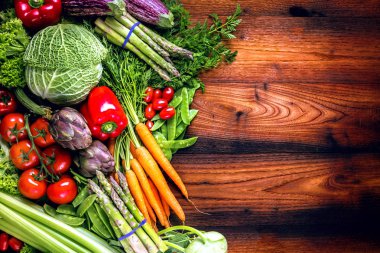 Taze meyve ve sebzeler üzerinde koyu ahşap arka plan kopya alanı ile ürün yelpazesine 