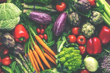 Taze meyve ve sebzeler üzerinde koyu ahşap arka plan kopya alanı ile ürün yelpazesine 