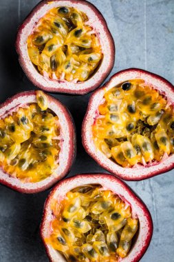 Olgun organik tutku meyvesi. yukarıdaki görünüm