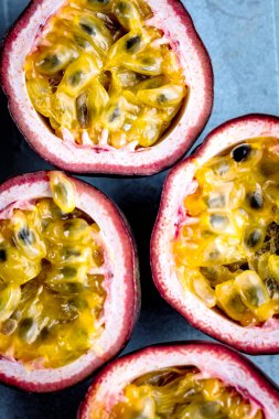 Olgun organik tutku meyvesi. yukarıdaki görünüm