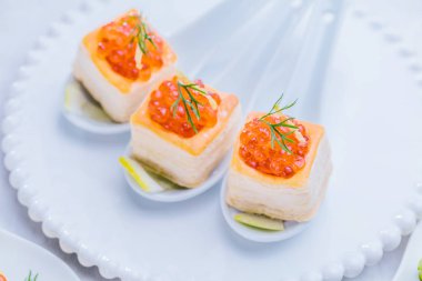 Tartlets beyaz plaka üzerinde kırmızı havyar ile