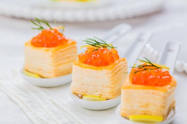 Tartlets beyaz plaka üzerinde kırmızı havyar ile