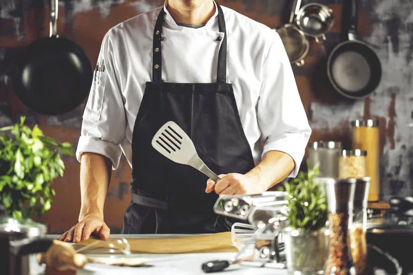 Cozinhar Profissão Conceito Pessoas Cozinheiro Chef Masculino Fazendo Comida Cozinha — Fotografia de Stock