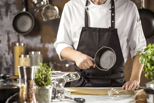 Cozinhar Profissão Conceito Pessoas Cozinheiro Chef Masculino Fazendo Comida Cozinha — Fotografia de Stock