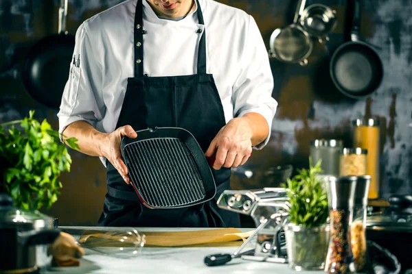 Cocina Profesión Concepto Personas Cocinero Cocinero Masculino Haciendo Comida Cocina — Foto de Stock