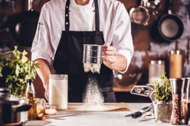 Hamur için yumurta çatlama baker closeup fotoğraf. Retro tarz görüntüleri.