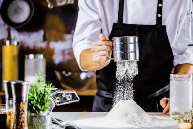 Hamur için yumurta çatlama baker closeup fotoğraf. Retro tarz görüntüleri.
