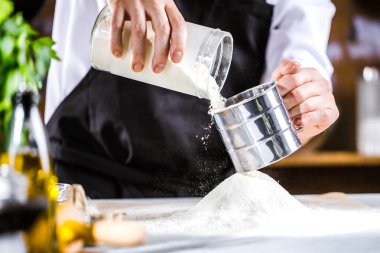Hamur için yumurta çatlama baker closeup fotoğraf. Retro tarz görüntüleri.