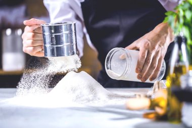 Hamur için yumurta çatlama baker closeup fotoğraf. Retro tarz görüntüleri.