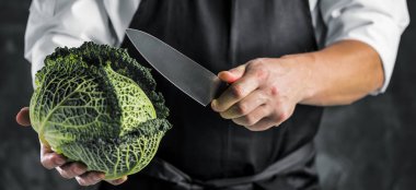 Şef aşçı sebze onun mutfakta hazırlanması.