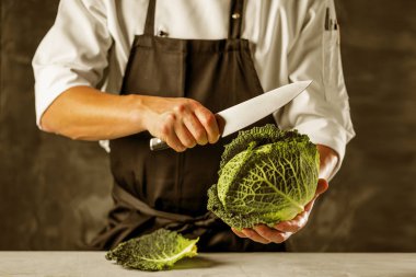 Şef aşçı sebze onun mutfakta hazırlanması.