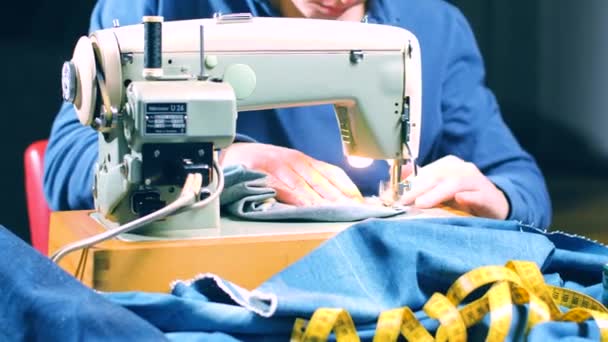 Mãos Costureira Costura Jeans Roupas Máquina Costura Vista Perto — Vídeo de Stock